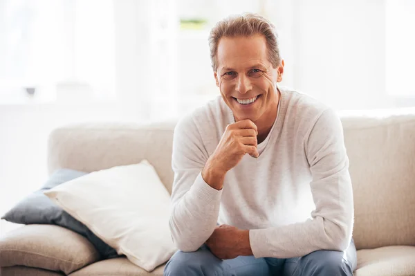 Mature homme assis sur le canapé à la maison — Photo