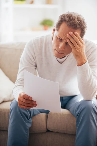 Gefrustreerd volwassen man bedrijf papier — Stockfoto