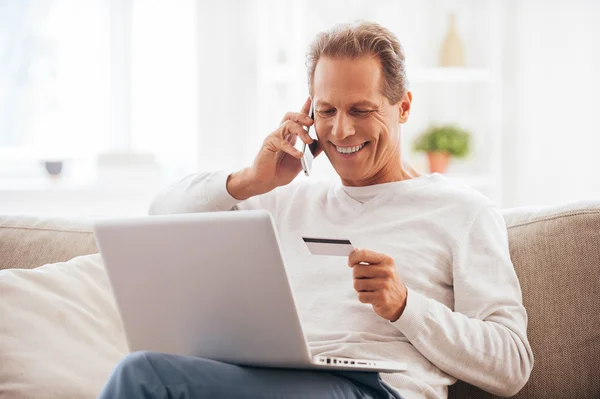 Cheerful mature man shopping online — Stock Photo, Image