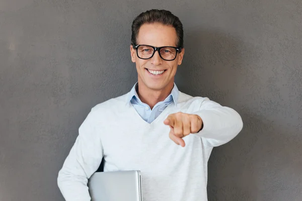 Man carrying laptop and pointing you — Stock Photo, Image