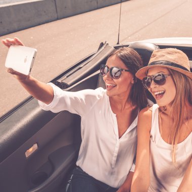Selfie çeken kadınlar.