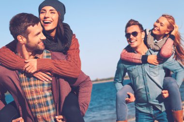 Sahilde yürüyüş çiftler