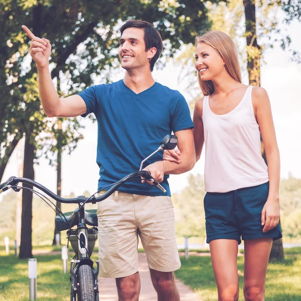 Caminhada de casal com bicicleta no parque — Fotografia de Stock