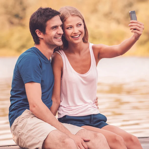 Verliefde paar maken selfie — Stockfoto