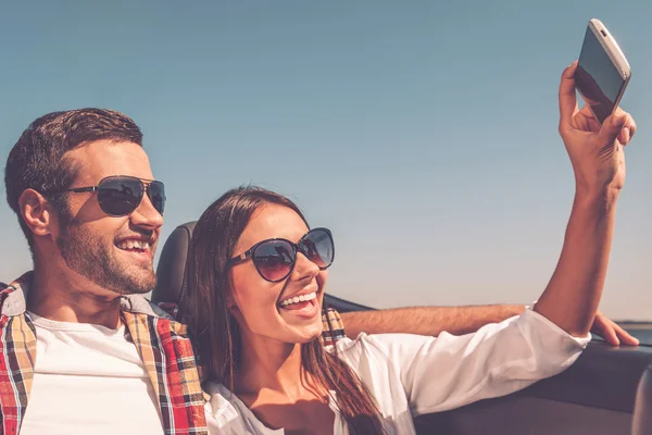 Gente feliz haciendo selfie en convertible —  Fotos de Stock