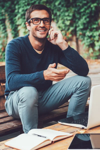 Mannen som pratar i mobilen — Stockfoto