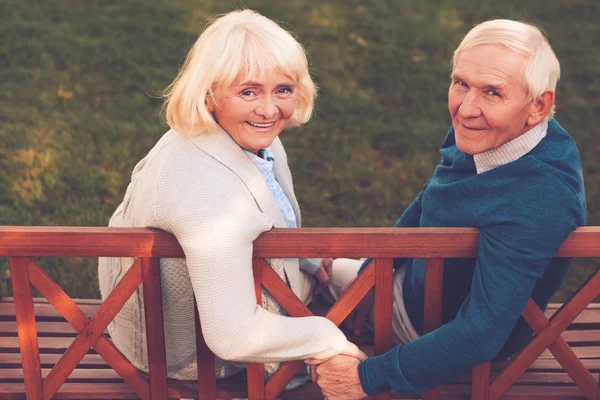 Senior couple holding hands — Stock Photo, Image