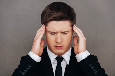 hayal kırıklığına uğramış genç adam resmi kıyafeti