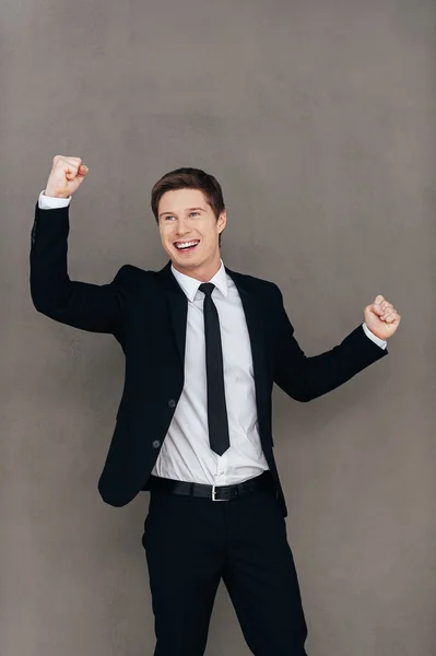 Joven feliz en ropa formal — Foto de Stock