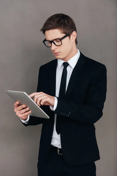 Man aan het werk op digitale Tablet PC — Stockfoto