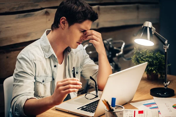 Homme frustré sur son lieu de travail — Photo