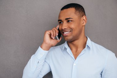 Afrikalı adam cep telefonuyla konuşuyor.