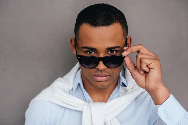 Hombre africano ajustando sus gafas de sol — Foto de Stock