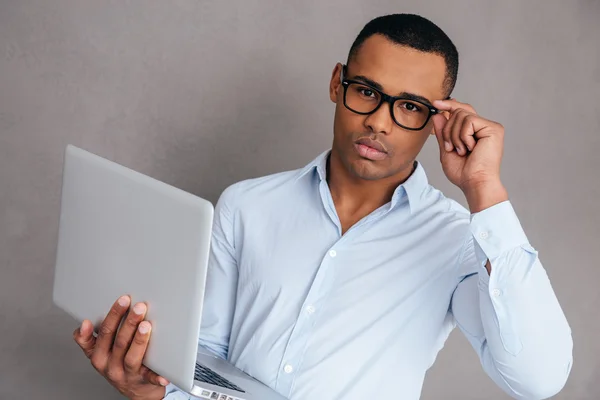 Uomo africano che trasporta laptop — Foto Stock