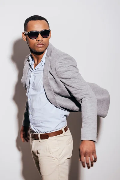 Hombre africano en gafas de sol con chaqueta — Foto de Stock