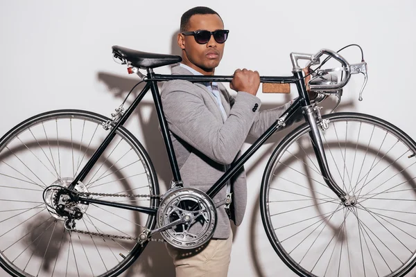 African man in sunglasses carrying bicycle — ストック写真