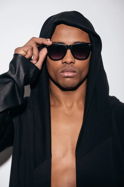 Man in hooded shirt adjusting his sunglasses — Stock fotografie