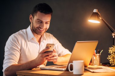 adam akıllı telefonunu arayan