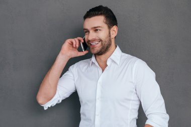 Genç adam cep telefonuyla konuşuyor.