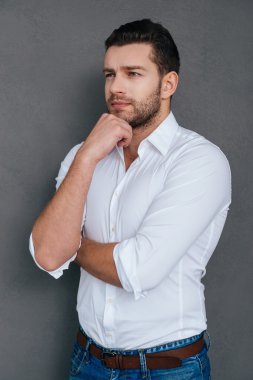 Düşünceli genç adam.