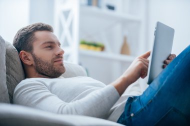 Dijital tablet üzerinde çalışan adam