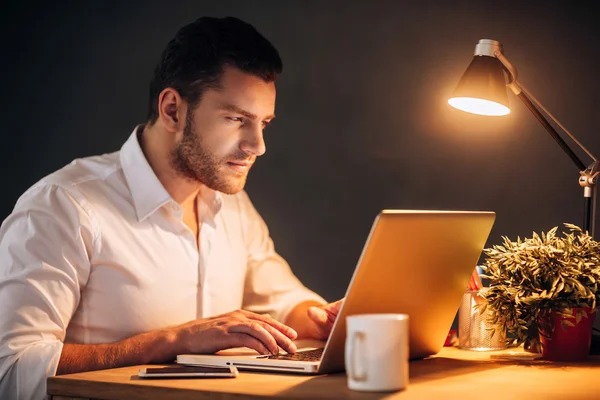 Man working on his laptop — Stock Photo, Image