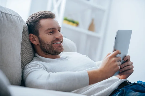 Man som håller digital tablett — Stockfoto