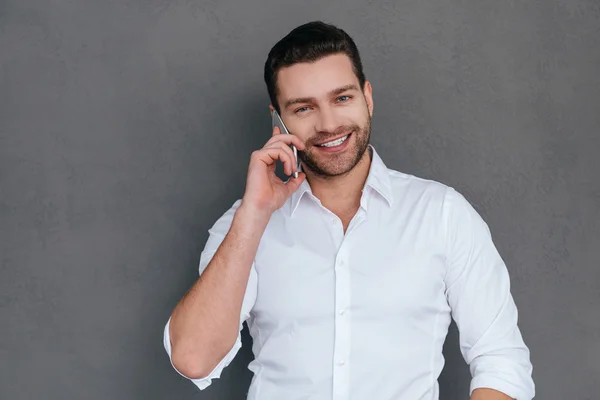 Man aan het praten op de mobiele telefoon — Stockfoto