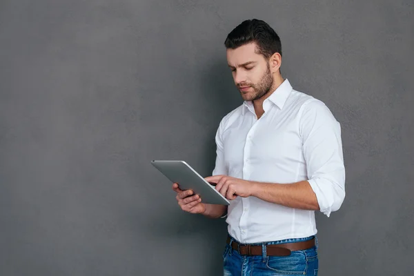 Man som håller digital tablett — Stockfoto