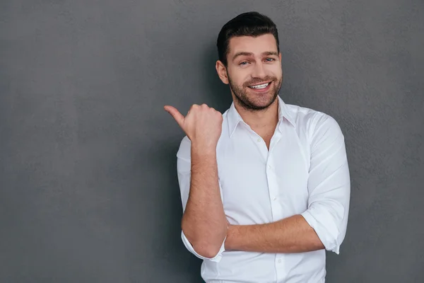 Giovane uomo che punta spazio copia — Foto Stock