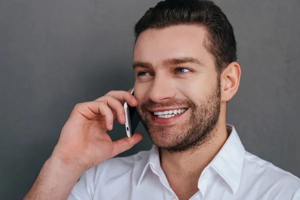 Knappe man praten op de mobiele telefoon — Stockfoto