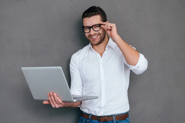 Giovane uomo in possesso di laptop — Foto Stock