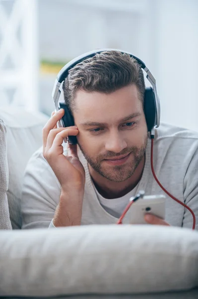 Man in headphones listening to the music — Stock Photo, Image