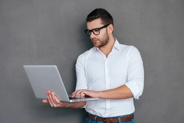 Uomo che lavora sul computer portatile — Foto Stock