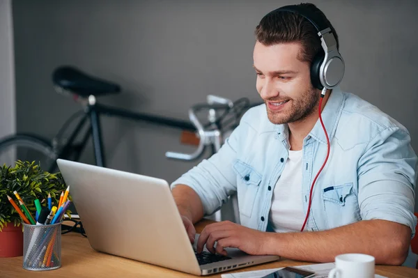 Man in headphones listening to the music — Stock Photo, Image