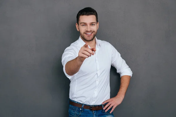 Joven guapo señalándote —  Fotos de Stock