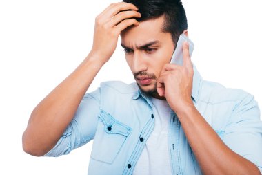 Cep telefonu üzerinde konuşurken sinirli adam
