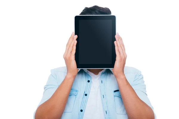 Hombre escondiendo su cara detrás de la tableta digital — Foto de Stock