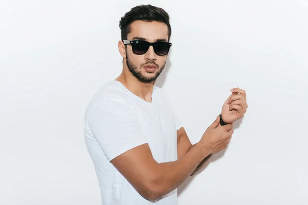 Hombre indio ajustando su pulsera — Foto de Stock