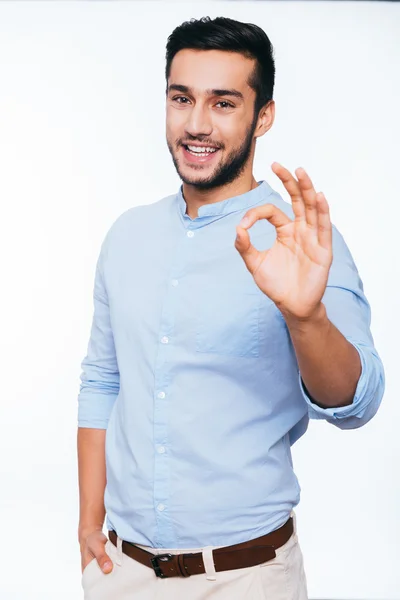 Indian man gesturing OK sign — Stockfoto