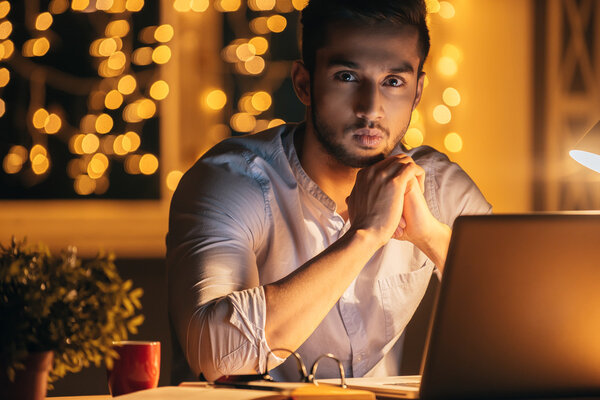 Красивый мужчина сидит на своем рабочем месте
