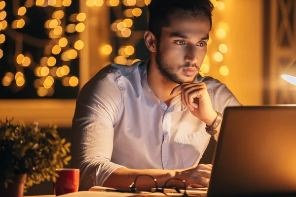 Giovane fiducioso che lavora sul suo computer portatile — Foto Stock