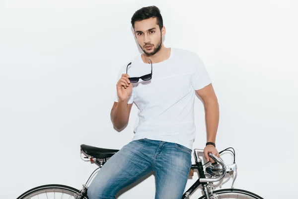 Uomo indiano appoggiato alla bicicletta — Foto Stock
