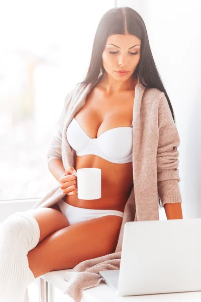 Donna in lingerie che lavora su laptop — Foto Stock