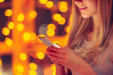 kadın holding akıllı telefon