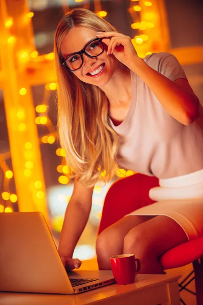 Frau arbeitet am Laptop — Stockfoto