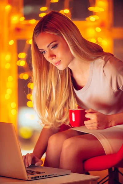 Frau in schicker Freizeitkleidung arbeitet am Laptop — Stockfoto