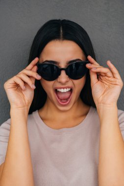 kadın onun güneş gözlüğü ayarlama