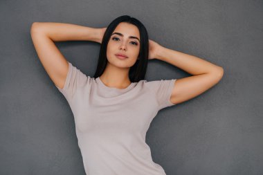 genç kadın başının arkasında elele