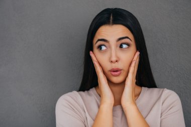 Yüz dokunmadan sürpriz genç kadın